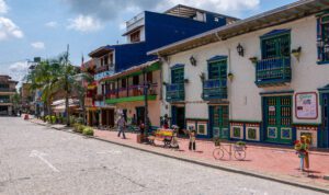Rue typique du village de Guatapé, Colombie